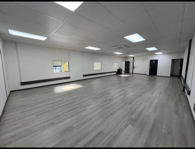 346M² SHOWROOM TO LET IN OLIVEDALE